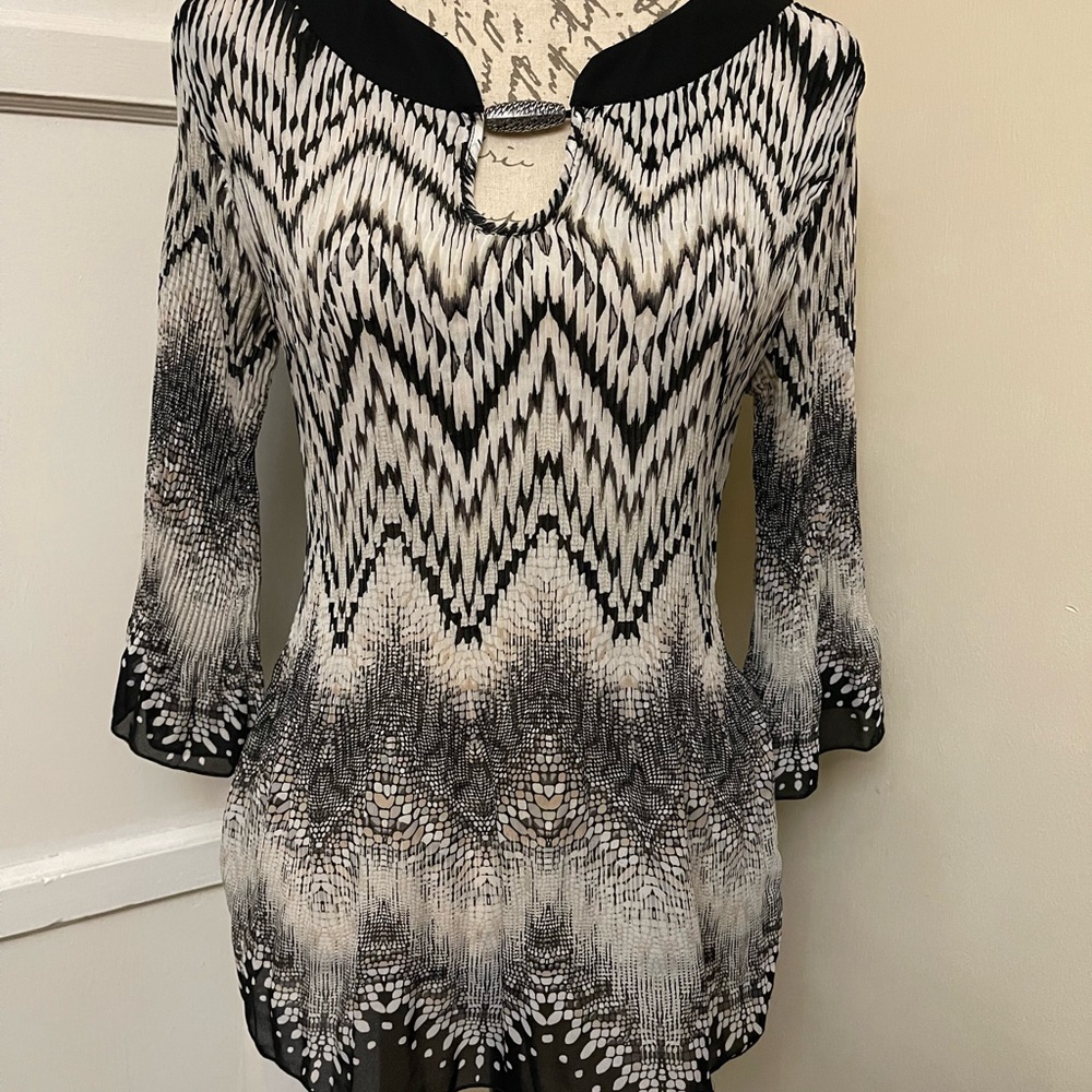 Women's Black and White Patterned Top